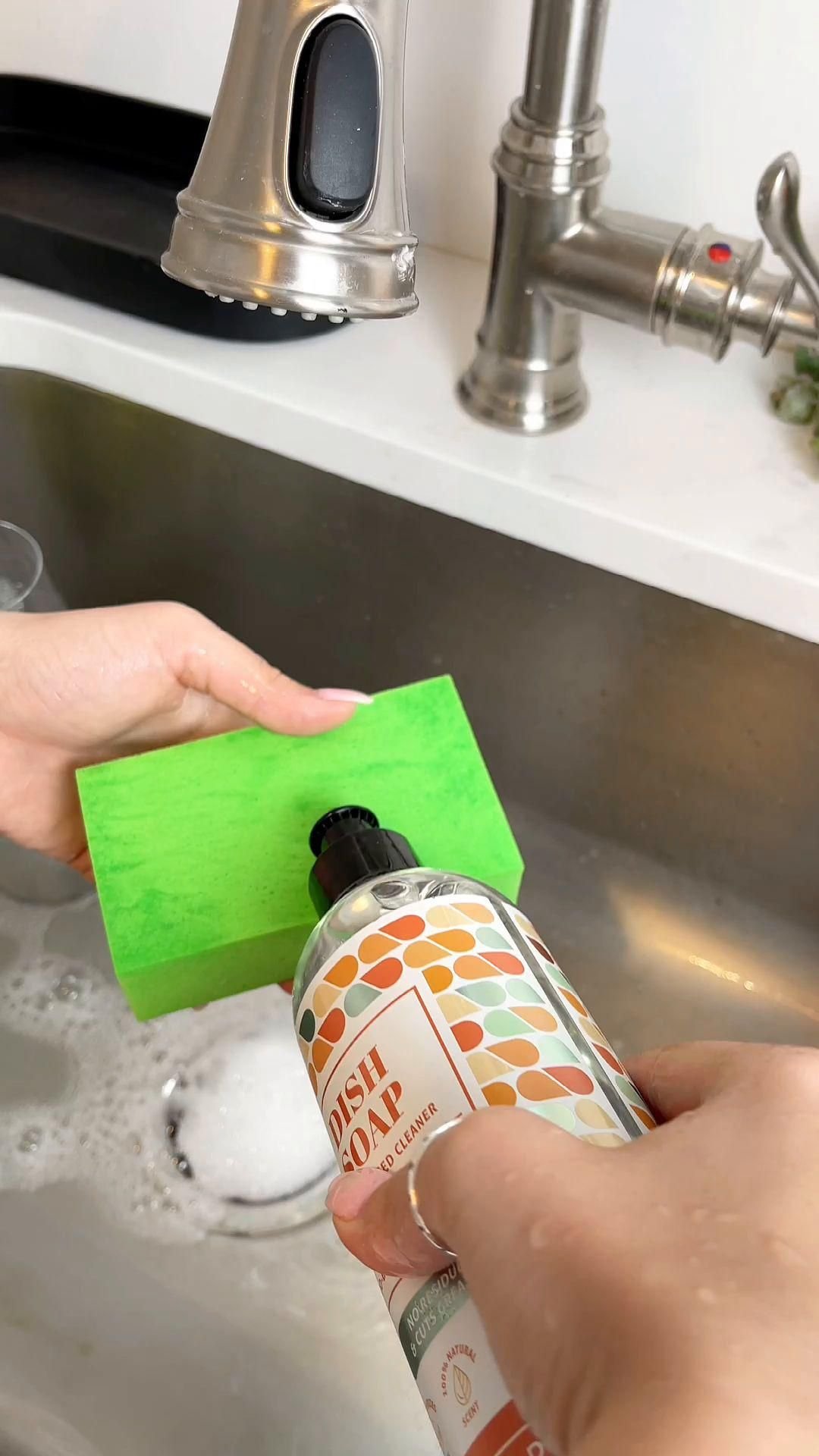 Benefits of Plant-Based Dish Soap for Skin-Friendly Cleaning and a Healthier Planet